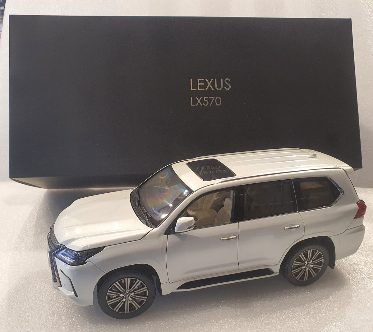 【Nori】kyosho 1/18 LEXUS LX570ソニッククォーツ 1:18 Kyosho Lexus LX570 Sonic Quarts - Slight factory defect