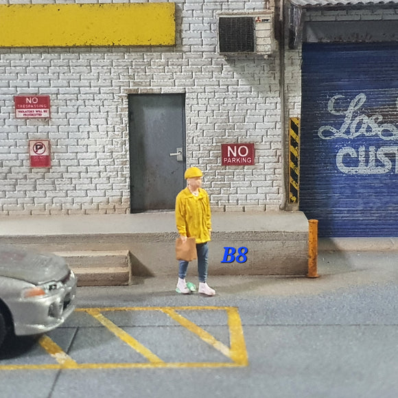1:64 Figurine Delivery Guy - Yellow Uniform - B8