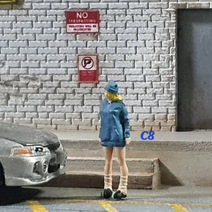 1:64 Figurine Teenager w Long Socks - C8