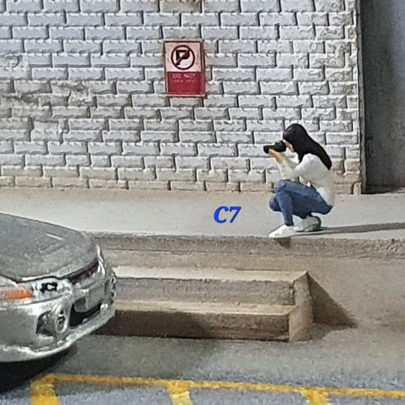 1:64 Figurine Photographer Gal Squating - C7