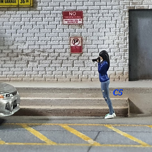 1:64 Figurine Photographer Gal Standing - C5