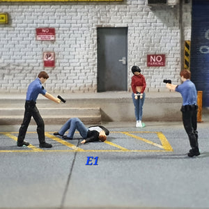 1:64 Figurine 2 Policemen & 2 Fugitives - E1
