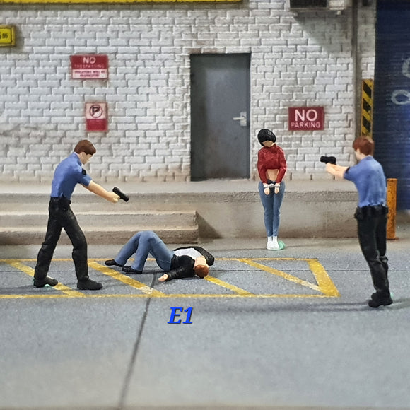 1:64 Figurine 2 Policemen & 2 Fugitives - E1