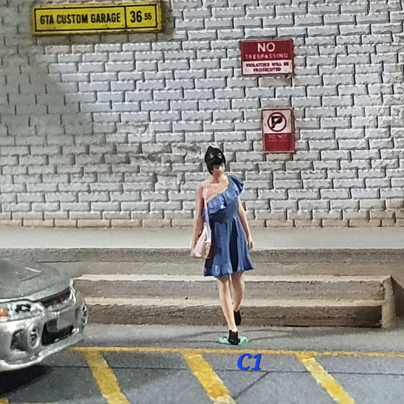 1:64 Figurine Blue Dress Lady w Bag - C1