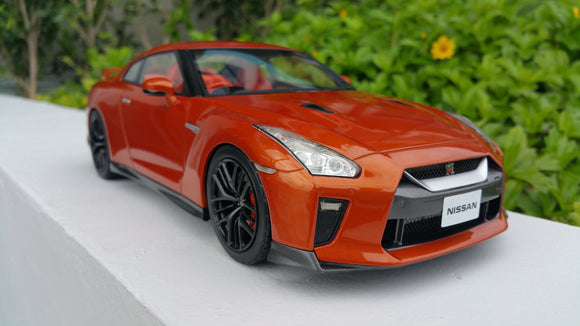 1:18 Tarmac Works Nissan GTR 2017 - Shiny Orange