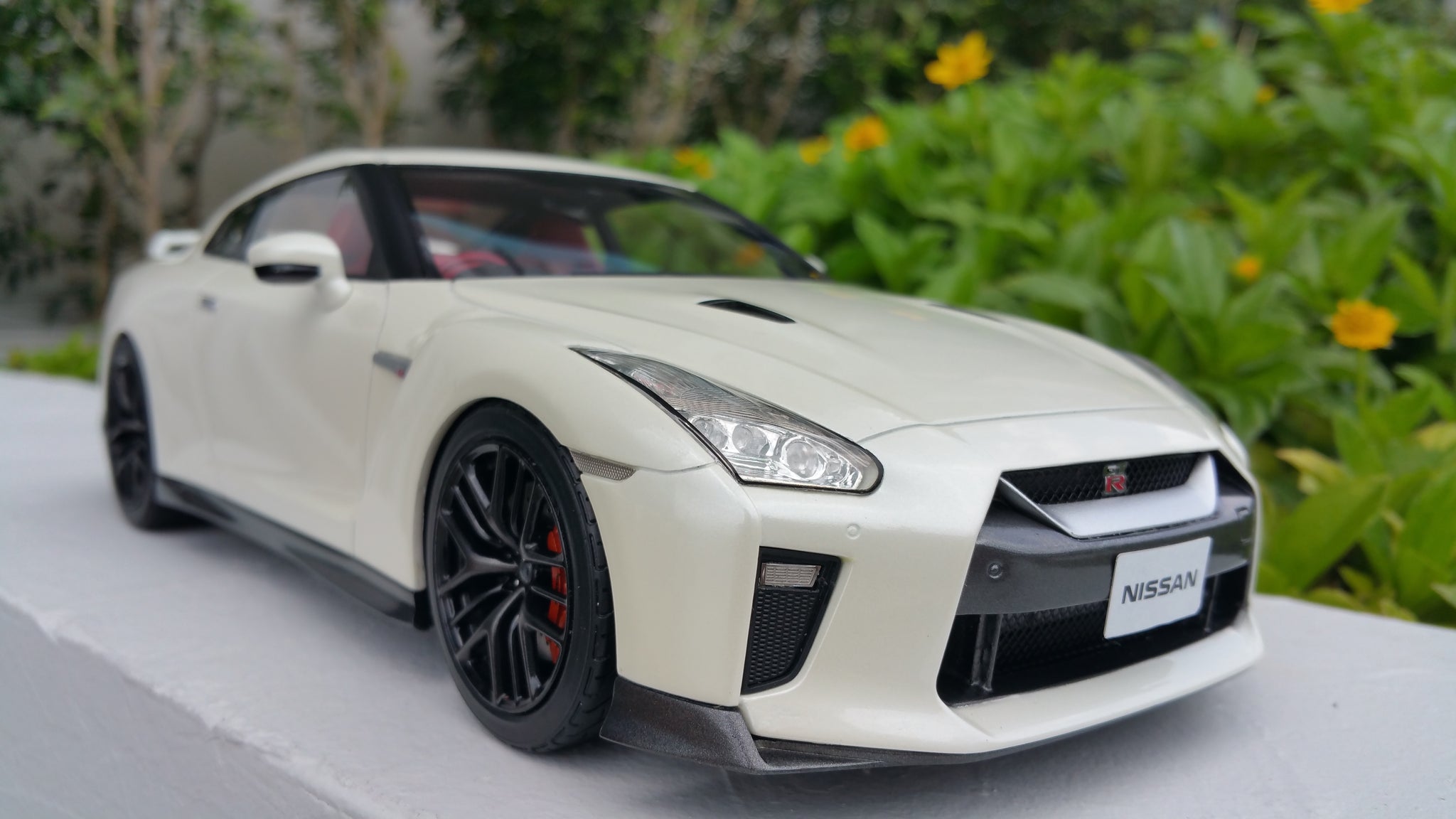 1:18 Tarmac Works Nissan GTR 2017 - Brilliant White – toyznetwork