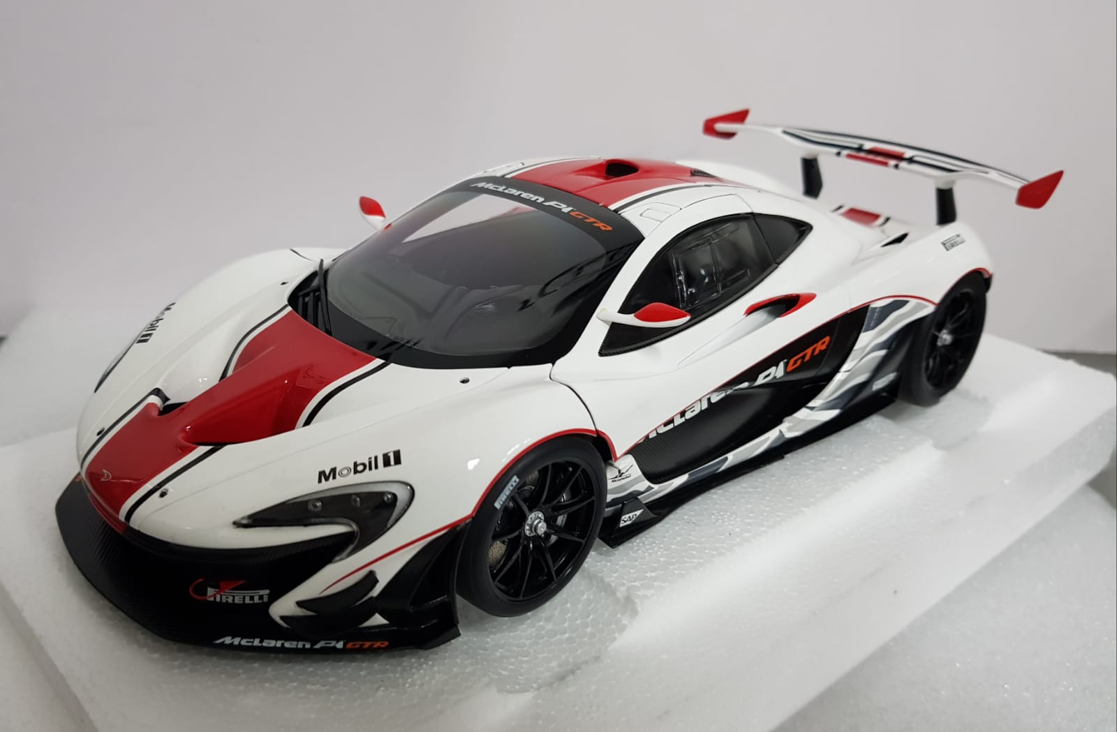 AUTOart 1/18 McLaren P1 GTR Gloss White Red Stripes